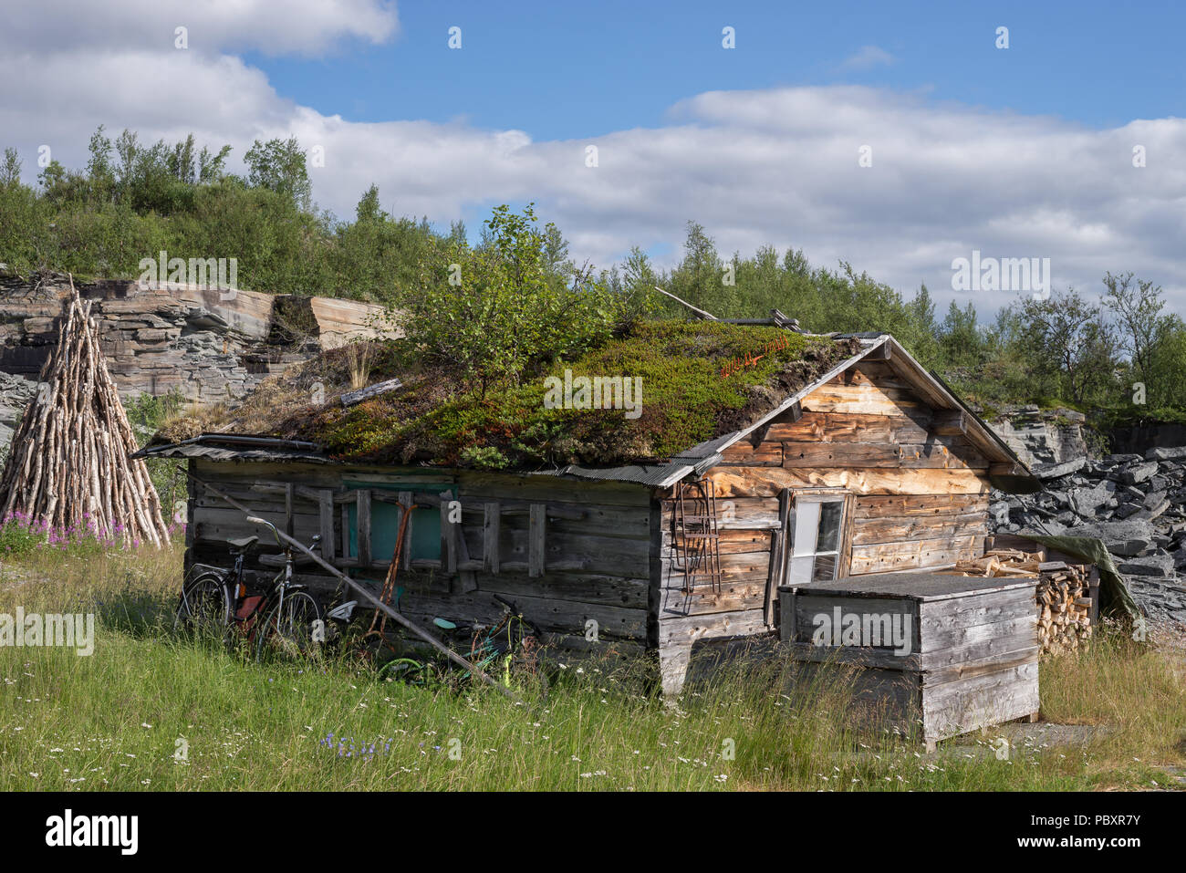 Alten, verlassenen Holzhütte, durch Schiefer Arbeitnehmer in alten Tagen verwendet. Tverrelvdalen, Alta, Norwegen. Stockfoto