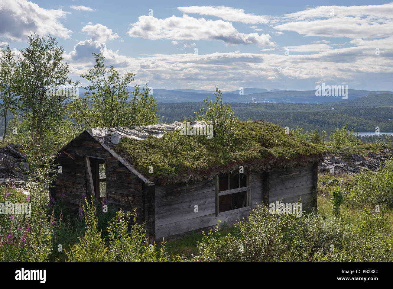 Alten, verlassenen Holzhütte, durch Schiefer Arbeitnehmer in alten Tagen verwendet. Tverrelvdalen, Alta, Norwegen. Stockfoto
