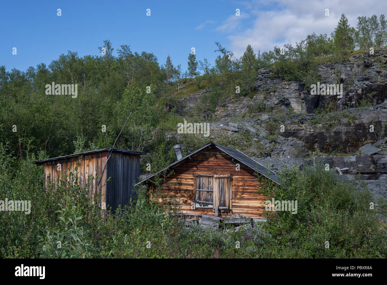 Alten, verlassenen Holzhütte, durch Schiefer Arbeitnehmer in alten Tagen verwendet. Tverrelvdalen, Alta, Norwegen. Stockfoto