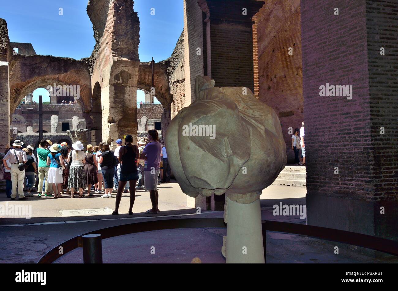 Innen teilweise mit Blick auf das Kolosseum. Es ist eine ovale Amphitheater, Rom, Italien, gebaut aus Beton und Sand ist es das größte Amphitheater, das jemals gebaut wurde. Stockfoto