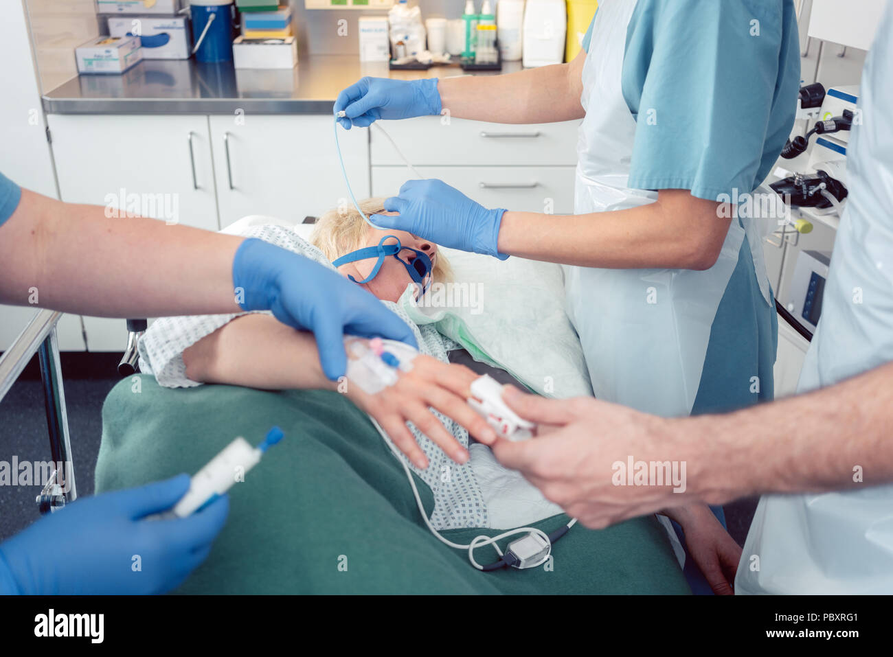 Team von Ärzten die Vorbereitung für die Endoskopie Stockfoto
