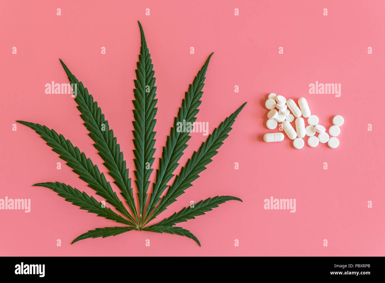 Kanabis ist gleich Tabletten. Das Konzept von Cannabis Behandlung. Die Verwendung von Marihuana für medizinische Zwecke Stockfoto