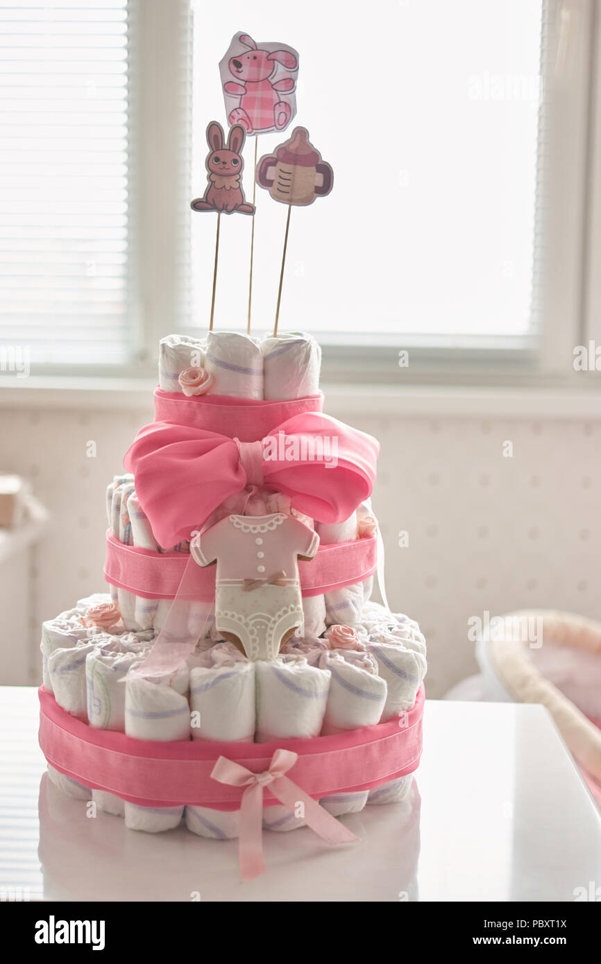 Neugeborene Geschenk Konzept. Verzierten Kuchen der Windeln indoor. Stockfoto