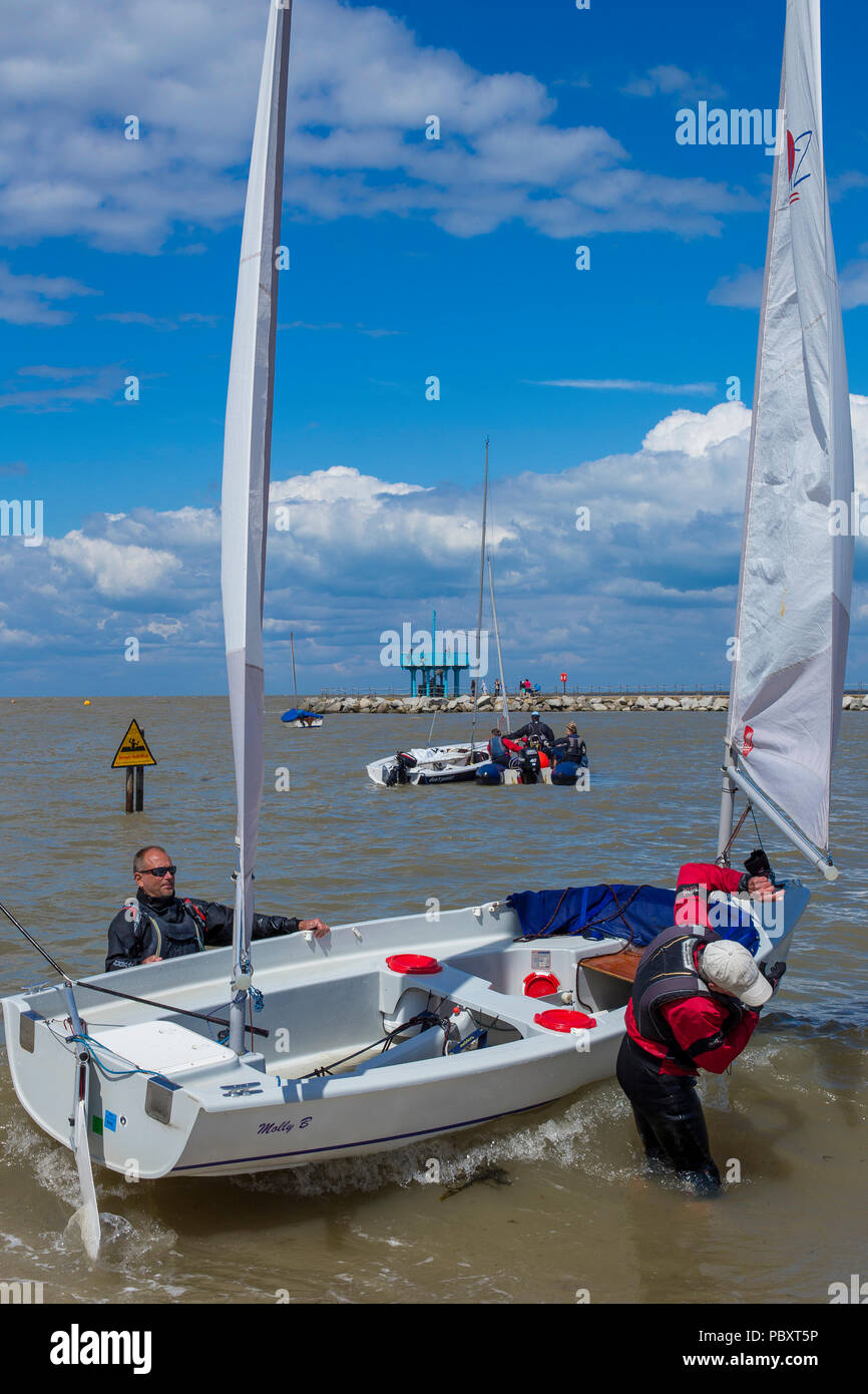 Segeln Boote nehmen Zuflucht in choppy Wetter in einen künstlichen Hafen der Neptun Arm Stockfoto