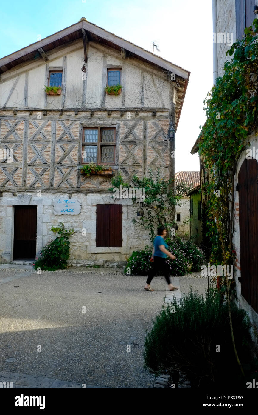 Pujols, Lot-et-Garonne, Frankreich - 24. September 2017: Malerische Architektur auf einer Straße in Pujols, Lot-et-Garonne, Frankreich. Dieses historische Dorf ist jetzt ein Mitglied der schönsten Dörfer in Frankreich Association. Stockfoto