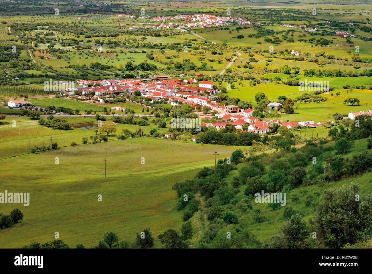 Blick auf zwei Dörfer in der Mitte eine breite, flache und grüne Landschaft Stockfoto