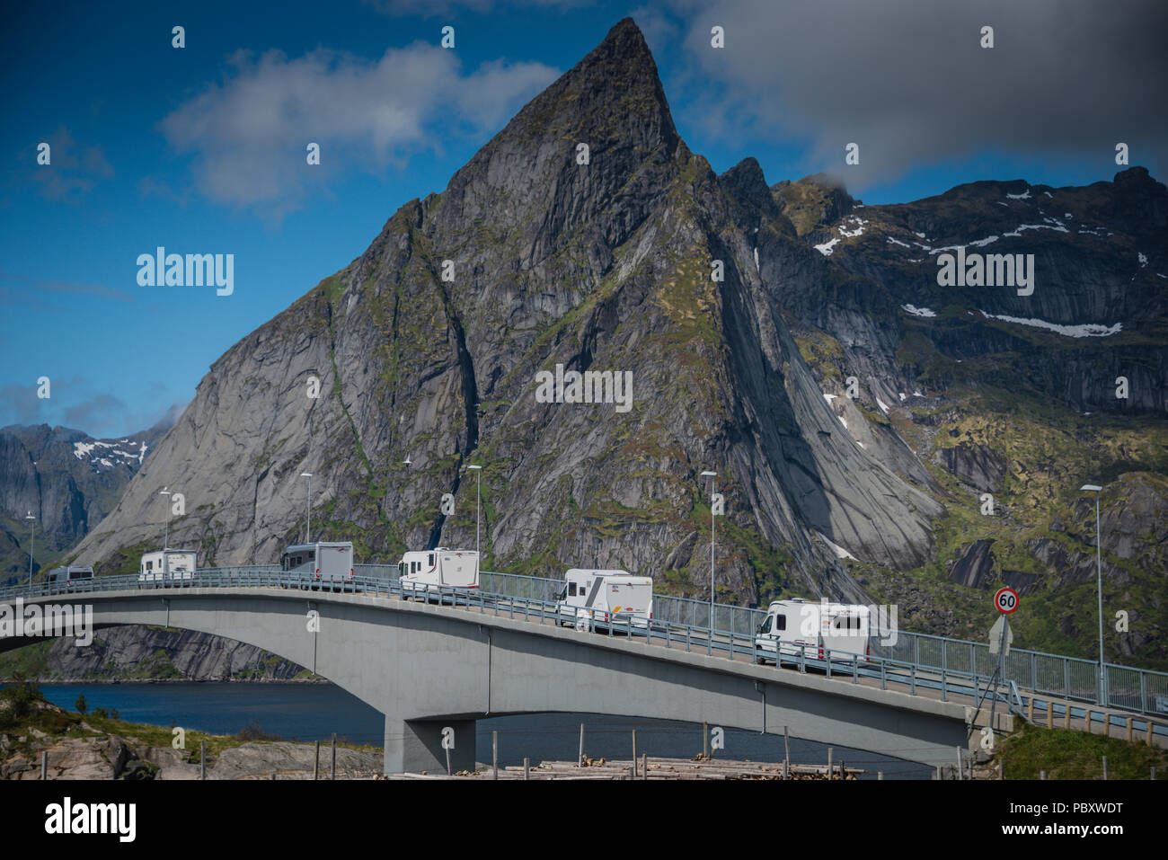 Hamnoy, Lofoten, Norwegen. 18 Juni, 2018. Camper kommen in dem Fischerdorf, Hamnoy Lofoten Inseln, Norwegen. Stockfoto