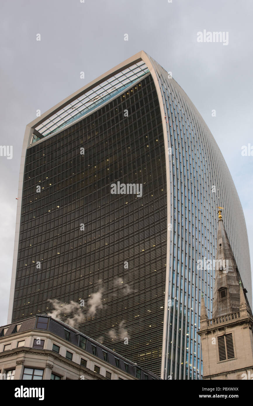 20 Fenchurch Street, London, England. als Walkie Talkie Gebäude wegen seiner Form bekannt. Auch als Tod ray Gebäude aufgrund seiner widerspiegelt und mag bekannt Stockfoto