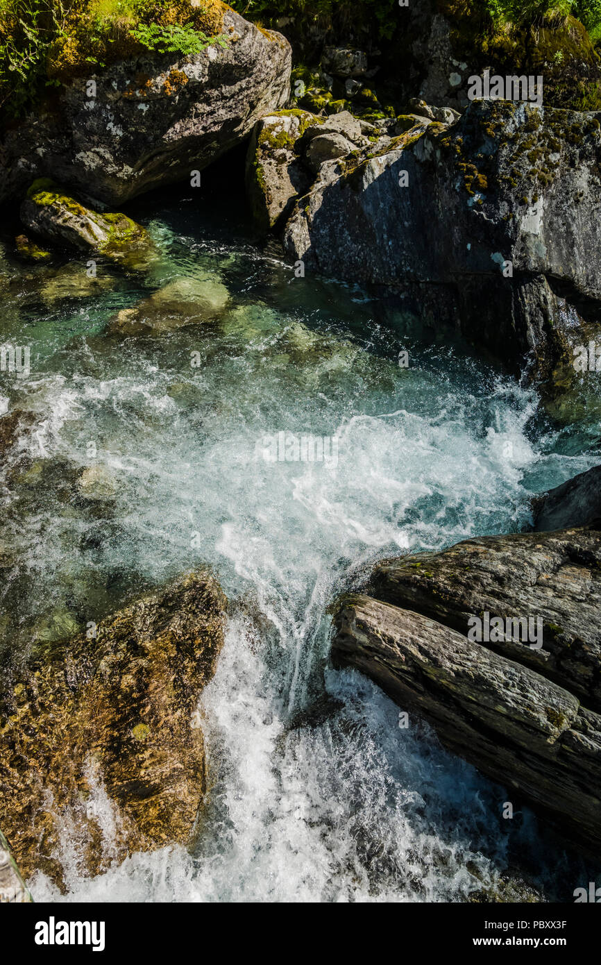 Mit Blick auf einen Wasserfall auf den trollstigen Pass Stockfoto