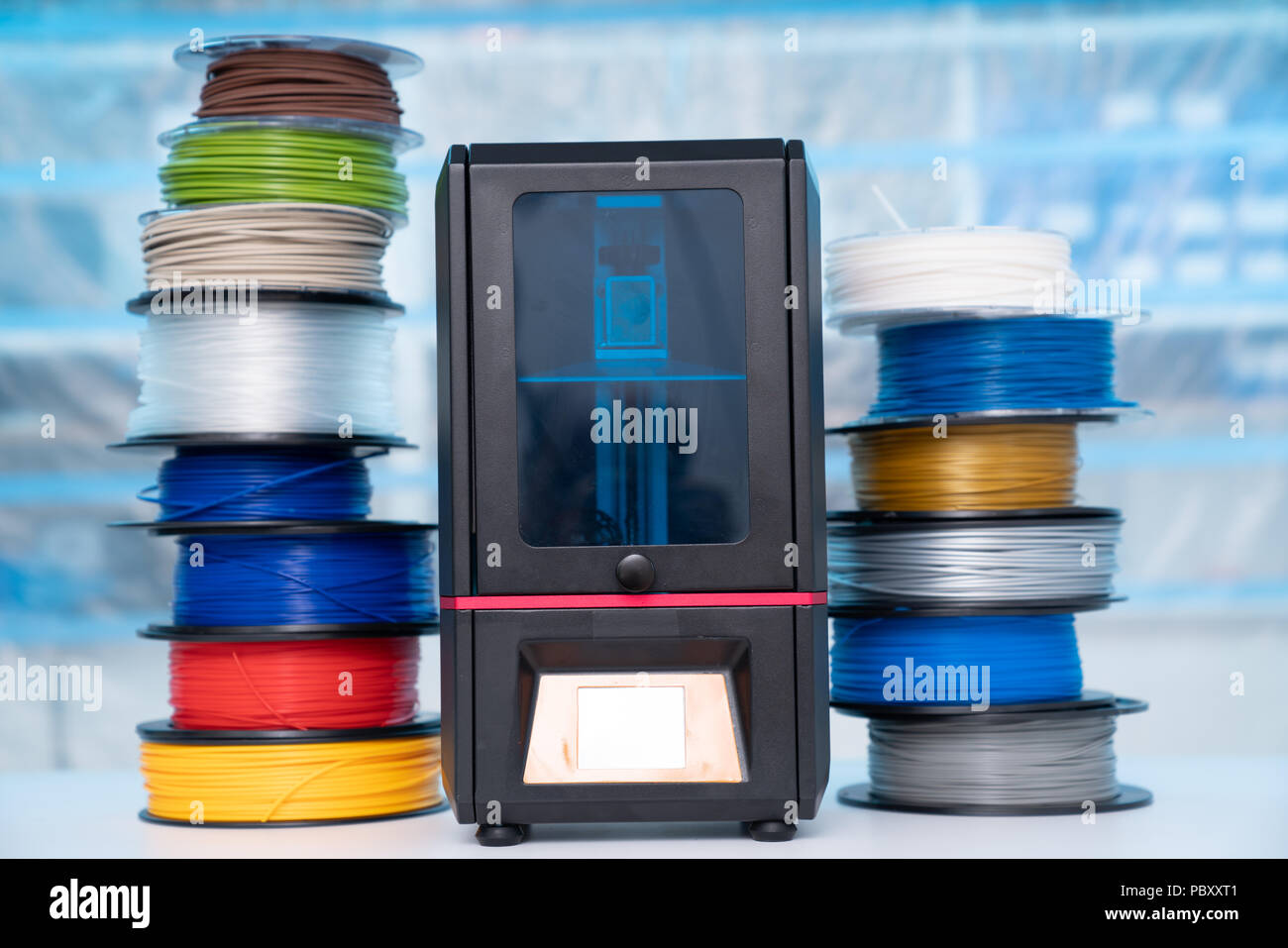 ABS und PLA Filament neben 3D-Drucker. Kunststoff Spulen Stockfoto