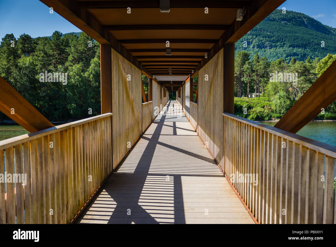 Eine überdachte hölzerne Fußgänger und Radfahrer Brücke in Norwegen Stockfoto
