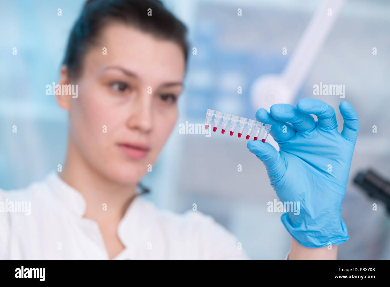 Junge Frau mit der genetischen Forschung im Labor Forschung von Krebserkrankungen Stockfoto