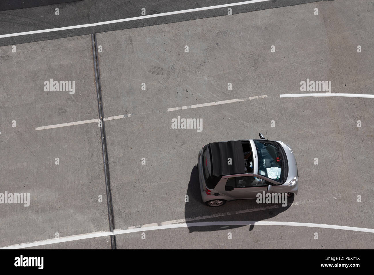 Luftaufnahme von einem Dach Auto Fahren auf Asphalt Stockfoto