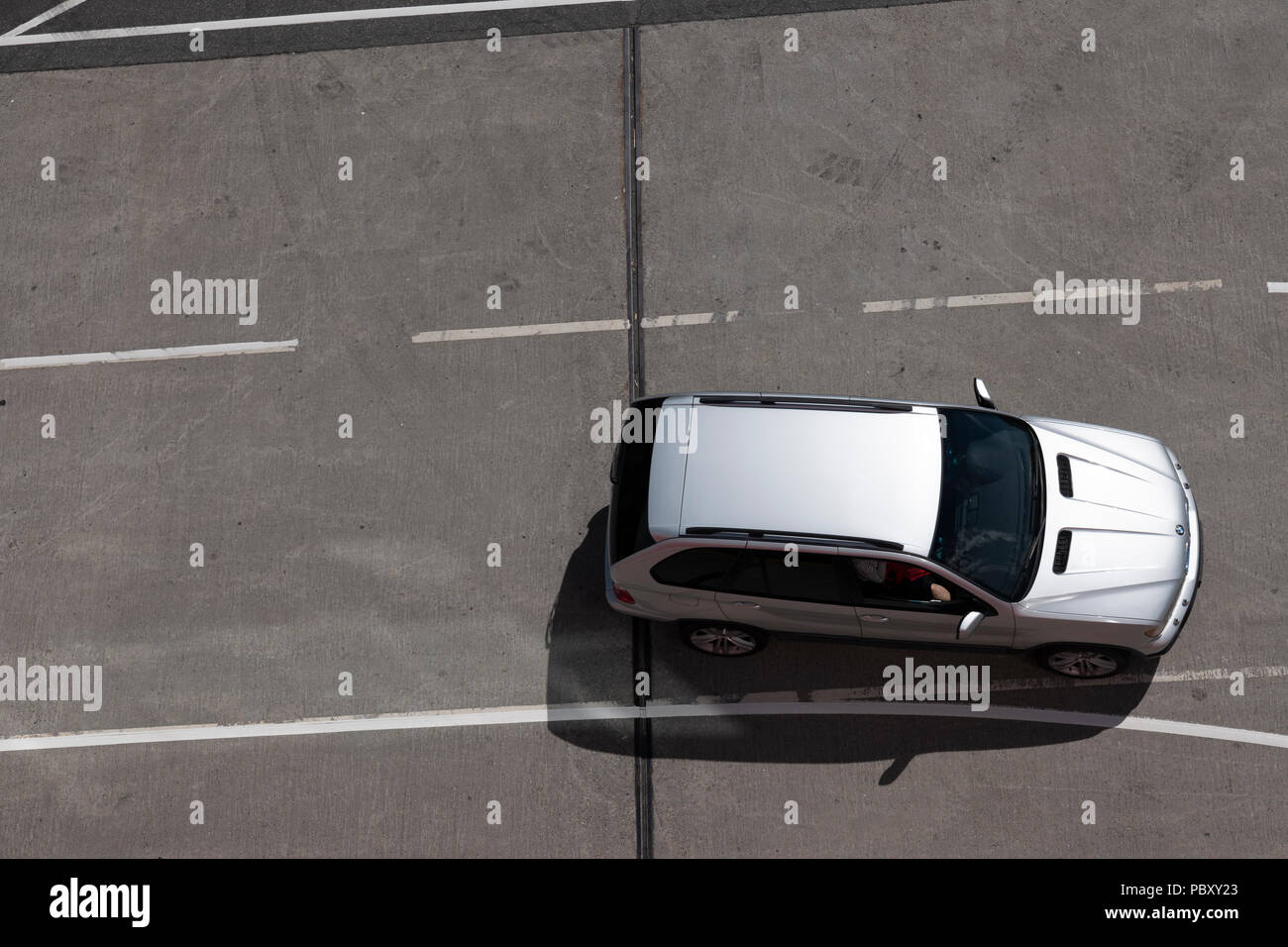 Luftaufnahme von einem Dach Auto Fahren auf Asphalt Stockfoto