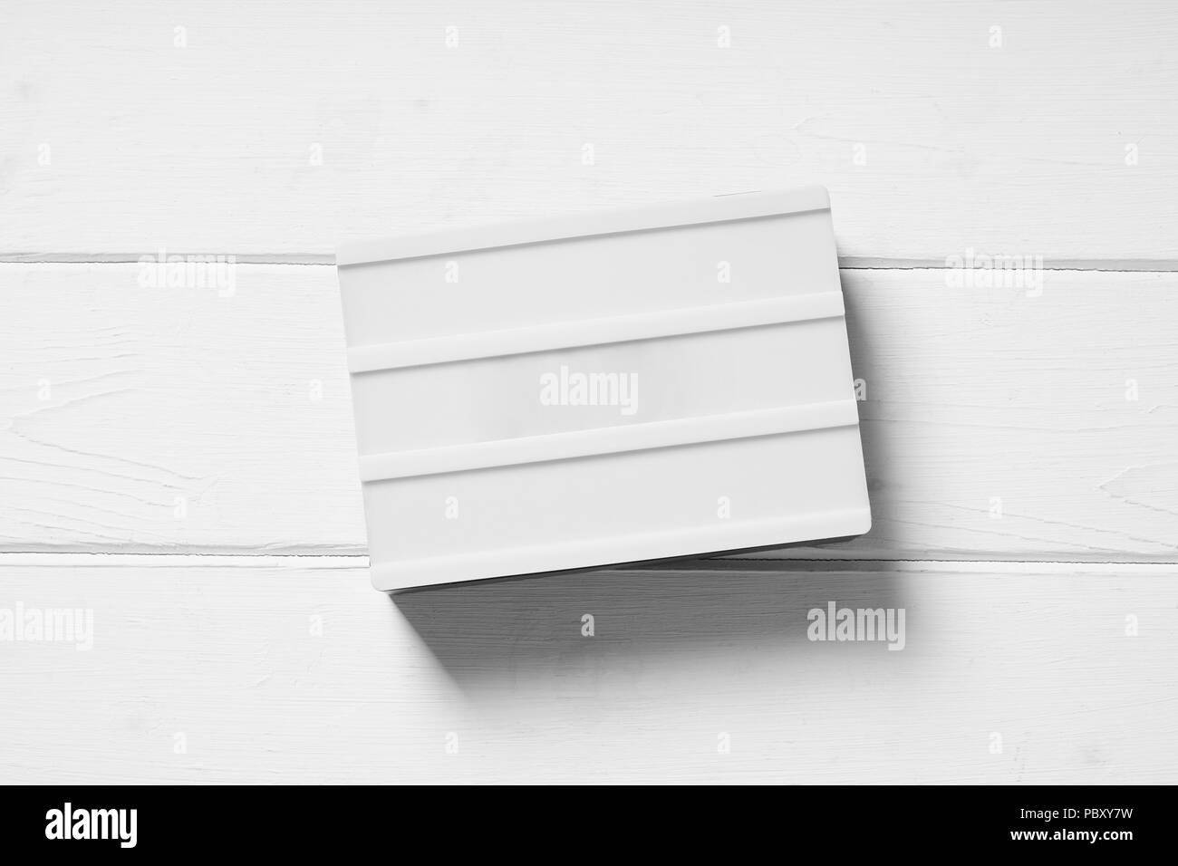 Leere Leuchtkasten Zeichen auf weißem Holz- Hintergrund Stockfoto