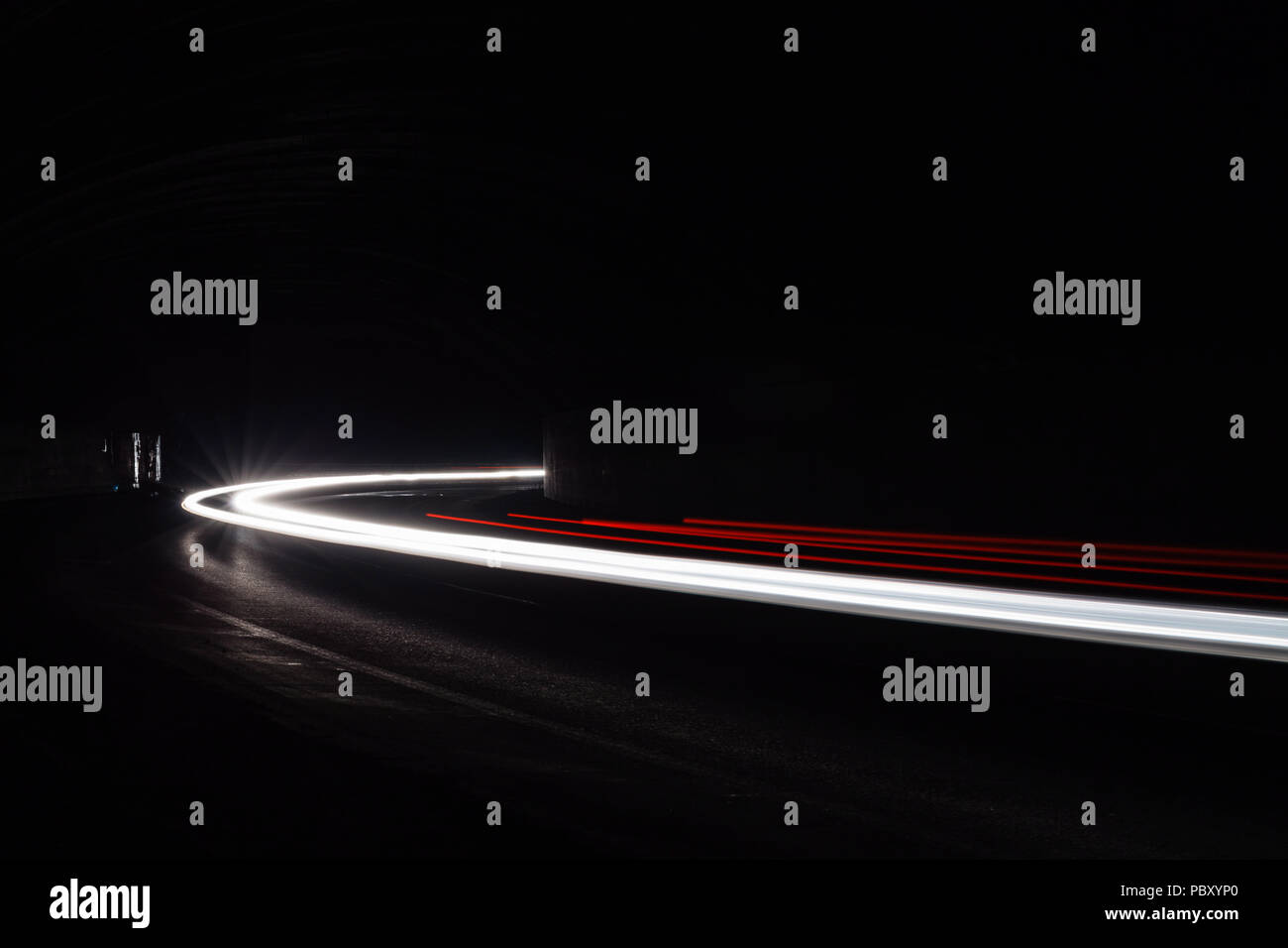 Leichte Traillight Wanderwege im Tunnel. Kunst Bild. Langzeitbelichtung Foto in einem Tunnel. Stockfoto