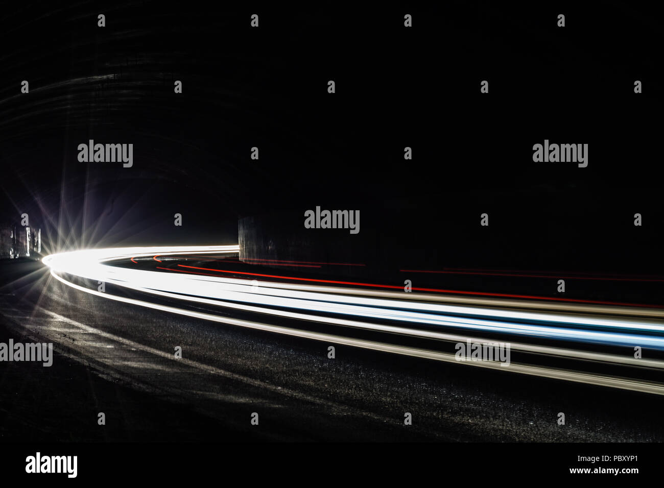 Leichte Traillight Wanderwege im Tunnel. Kunst Bild. Langzeitbelichtung Foto in einem Tunnel. Stockfoto