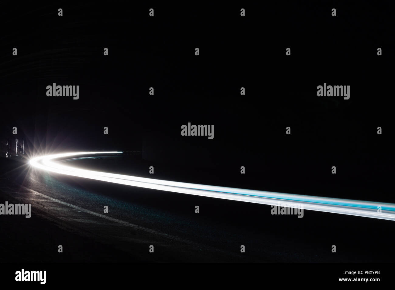 Leichte Traillight Wanderwege im Tunnel. Kunst Bild. Langzeitbelichtung Foto in einem Tunnel. Stockfoto