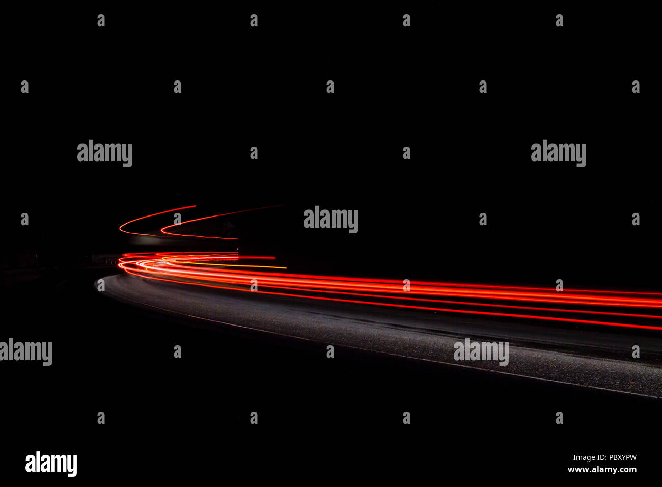 Leichte Traillight Wanderwege im Tunnel. Kunst Bild. Langzeitbelichtung Foto in einem Tunnel. Stockfoto