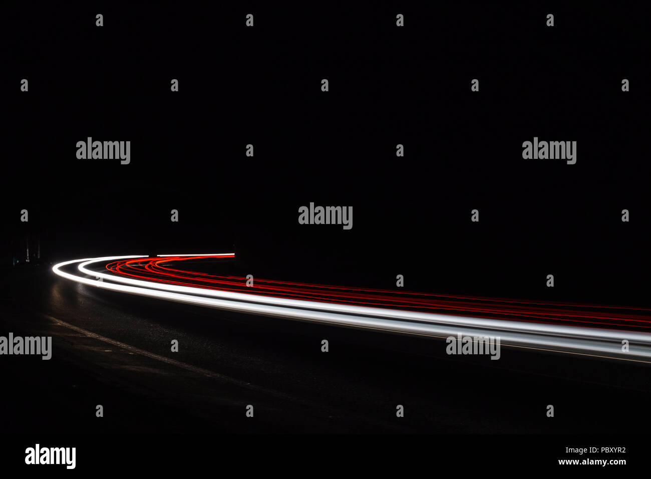 Leichte Traillight Wanderwege im Tunnel. Kunst Bild. Langzeitbelichtung Foto in einem Tunnel. Stockfoto