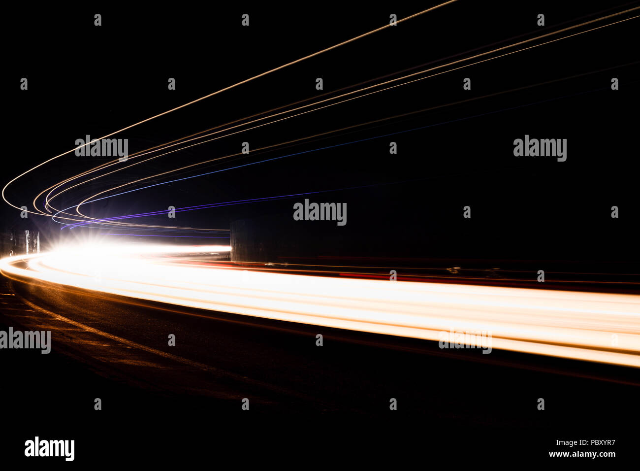 Leichte Traillight Wanderwege im Tunnel. Kunst Bild. Langzeitbelichtung Foto in einem Tunnel. Stockfoto