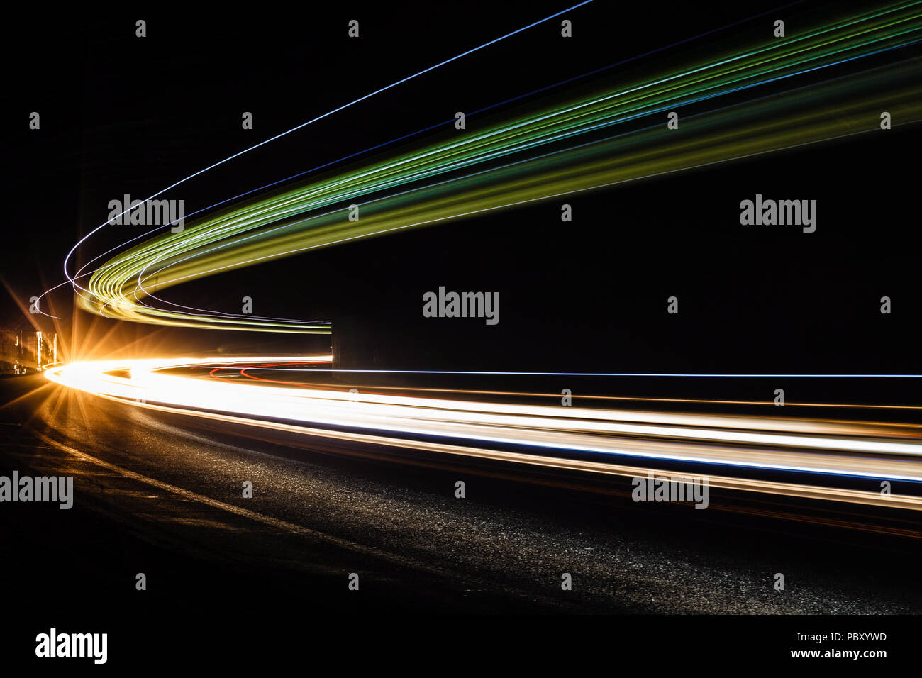 Leichte Traillight Wanderwege im Tunnel. Kunst Bild. Langzeitbelichtung Foto in einem Tunnel. Stockfoto