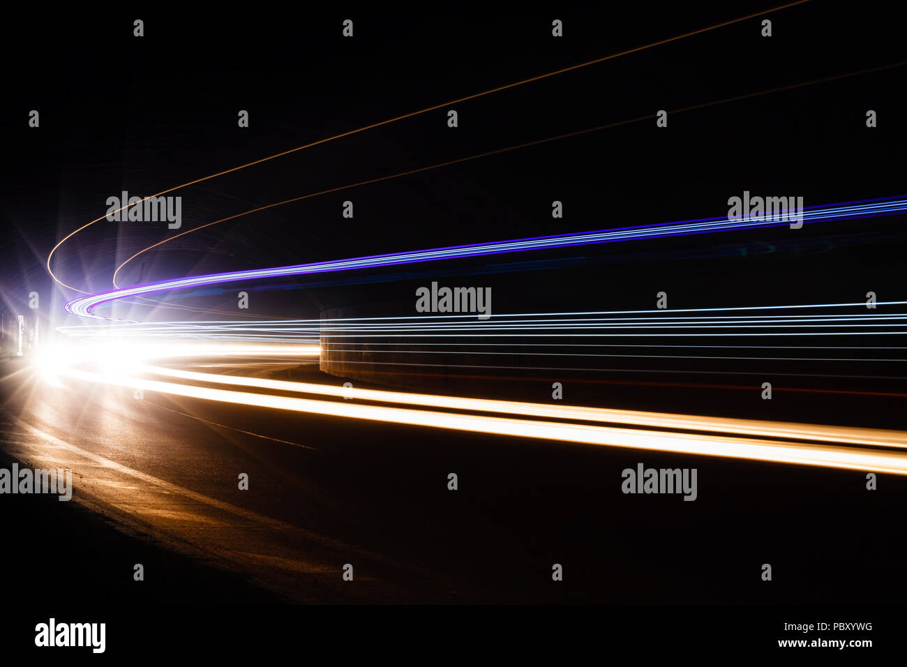 Leichte Traillight Wanderwege im Tunnel. Kunst Bild. Langzeitbelichtung Foto in einem Tunnel. Stockfoto