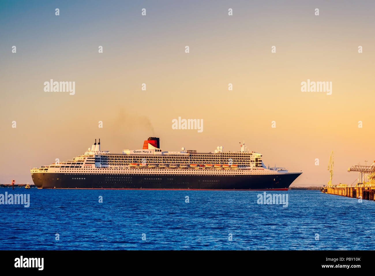 Adelaide, Australien - 16. Februar 2018: Cunard Line RMS Queen Mary 2 mit Menschen an Bord der Abreise für eine Kreuzfahrt von äußeren Hafen, Port Adelaide Stockfoto