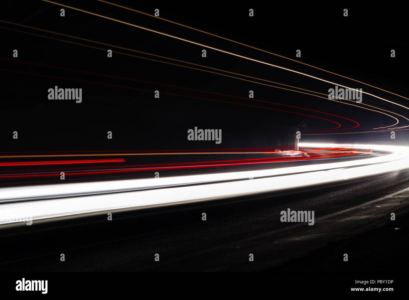 Leichte Traillight Wanderwege im Tunnel. Kunst Bild. Langzeitbelichtung Foto in einem Tunnel. Stockfoto