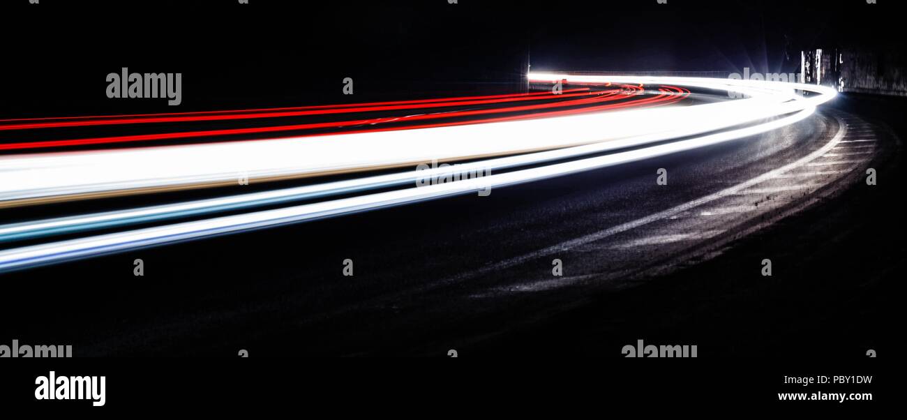 Leichte Traillight Wanderwege im Tunnel. Kunst Bild. Langzeitbelichtung Foto in einem Tunnel. Stockfoto