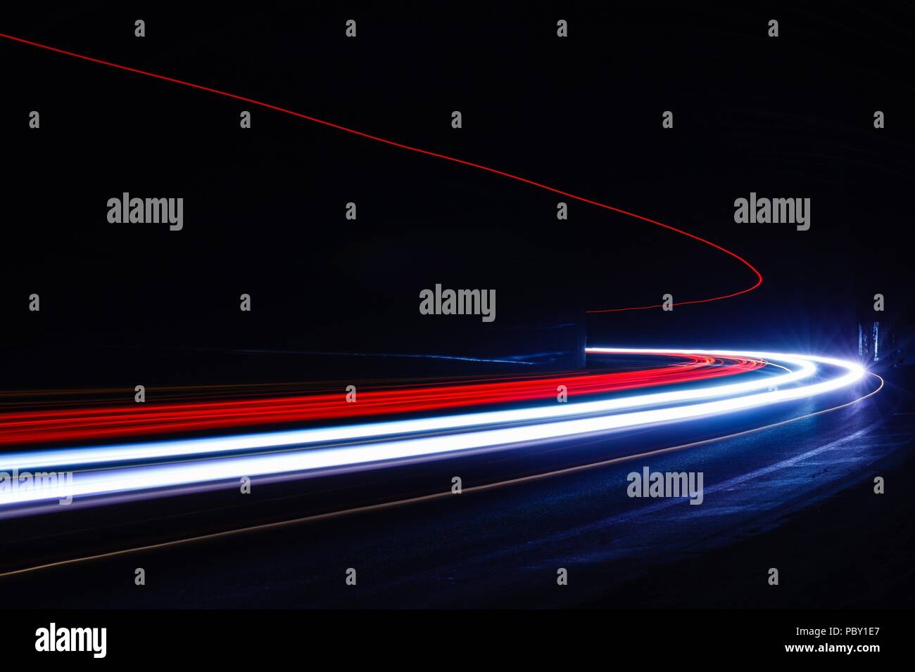 Leichte Traillight Wanderwege im Tunnel. Kunst Bild. Langzeitbelichtung Foto in einem Tunnel. Stockfoto
