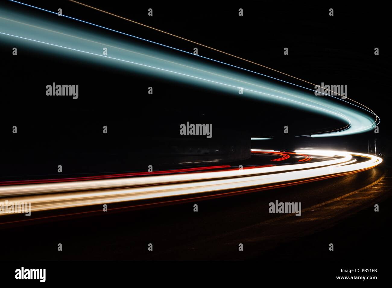 Leichte Traillight Wanderwege im Tunnel. Kunst Bild. Langzeitbelichtung Foto in einem Tunnel. Stockfoto