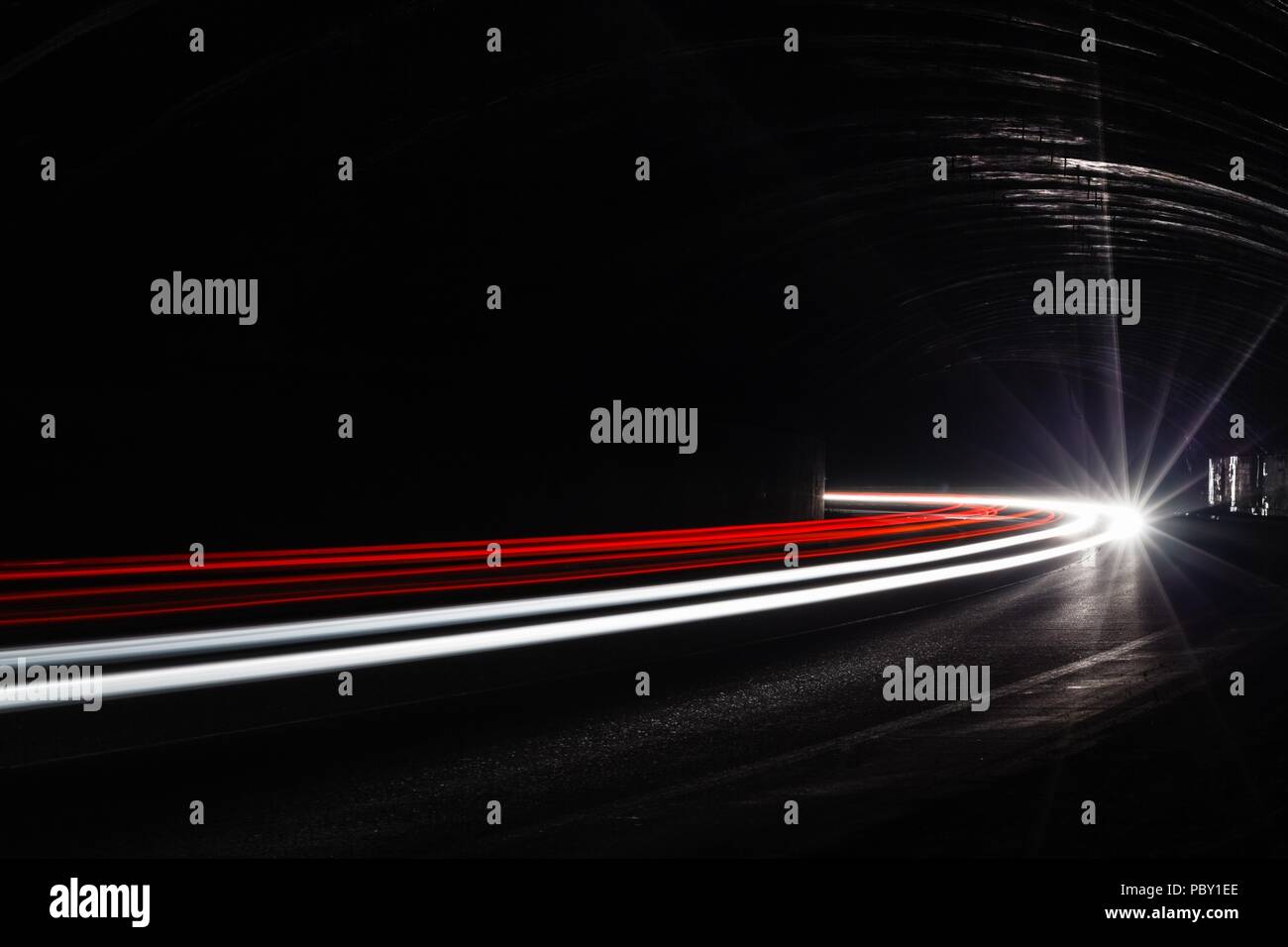 Leichte Traillight Wanderwege im Tunnel. Kunst Bild. Langzeitbelichtung Foto in einem Tunnel. Stockfoto