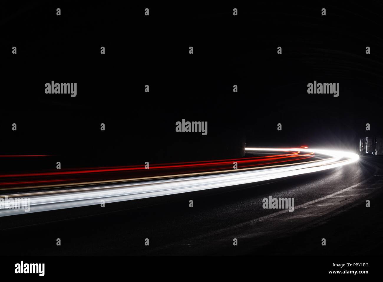 Leichte Traillight Wanderwege im Tunnel. Kunst Bild. Langzeitbelichtung Foto in einem Tunnel. Stockfoto