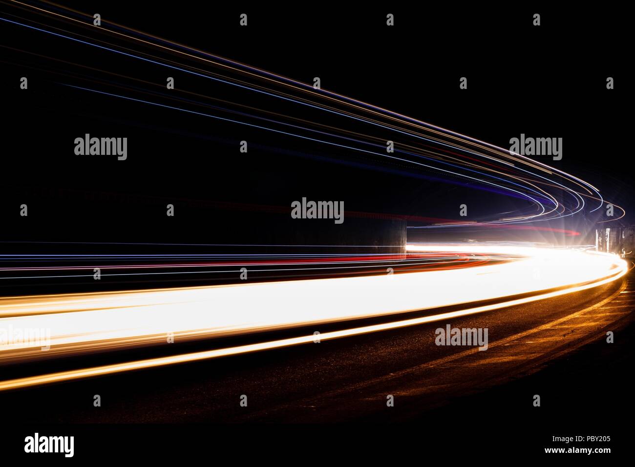 Leichte Traillight Wanderwege im Tunnel. Kunst Bild. Langzeitbelichtung Foto in einem Tunnel. Stockfoto