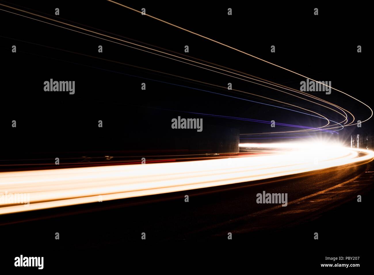 Leichte Traillight Wanderwege im Tunnel. Kunst Bild. Langzeitbelichtung Foto in einem Tunnel. Stockfoto