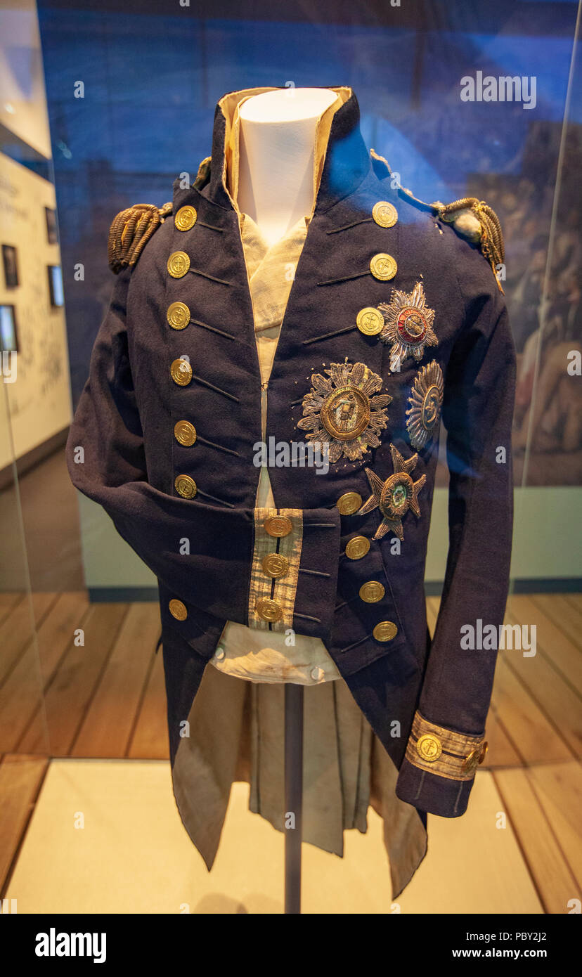 Die Uniform, die Admiral Nelson in der Schlacht von Trafalger mit dem tödlichen Schulterloch, National Maritime Museum, Greenwich, London trug Stockfoto