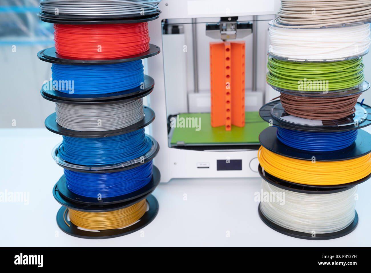 Farbe Kunststoff PLA und ABS-Glühlampen für den Druck auf einem 3D-Drucker  Stockfotografie - Alamy