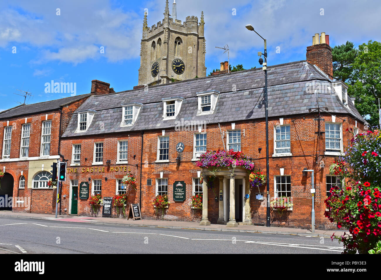 Das Castle Hotel ist ein Gasthaus aus dem 18. Jahrhundert in der Mitte des ländlichen Marktstadt Devizes, St Mary's Church befindet sich im Hintergrund. Stockfoto