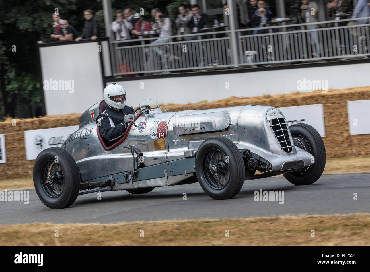 1936 Bentley Jackson Special' alten Mutter Gun Brooklands Racer mit Fahrer Michael Rudnig am Goodwood Festival 2018 von Geschwindigkeit, Sussex, UK. Stockfoto