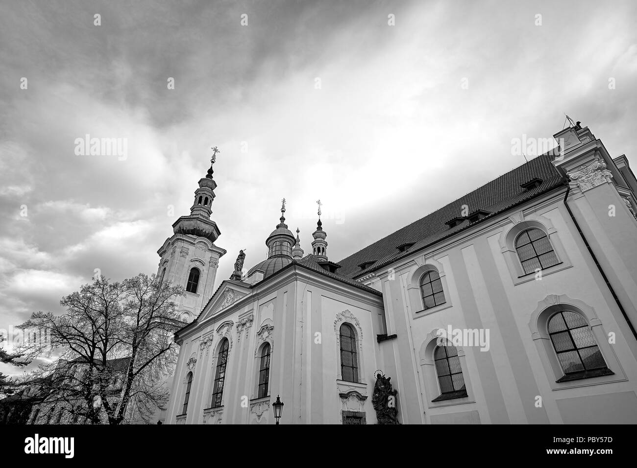 Blick auf das Kloster Strahov in Prag, Tschechische Republik. Schwarz und Weiß. Stockfoto