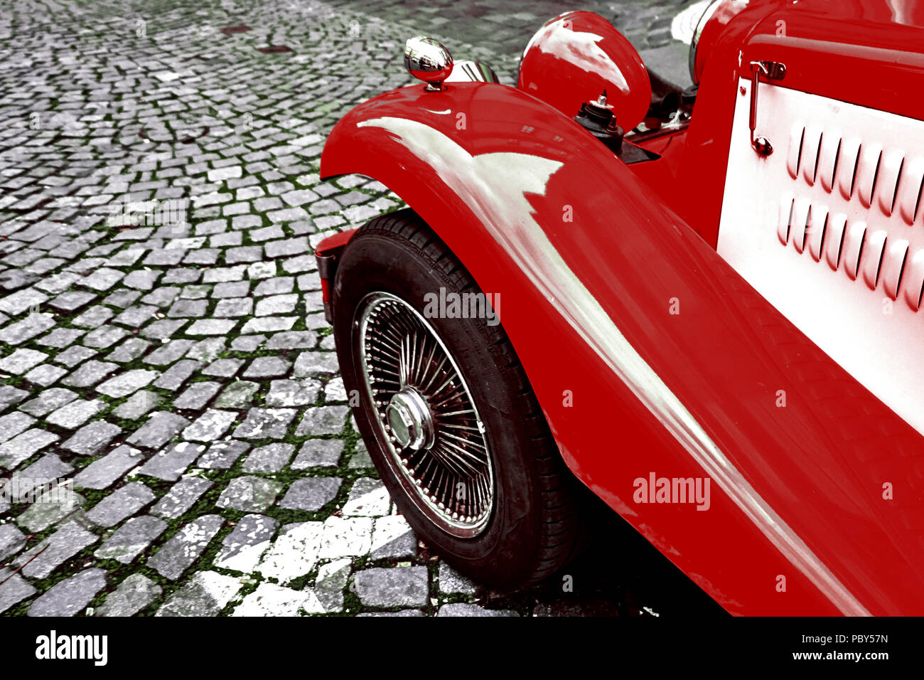 Vordere seitliche Teil des Vintage Classic Red Hot Rod Auto auf einer kopfsteingepflasterten Straße. Stockfoto