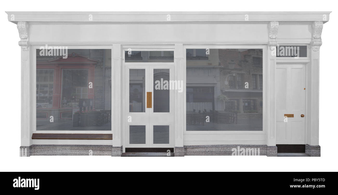 Shop mit weiß lackierten Holz- Front mit Schaufenster und vordere Türausschnitt auf weißem Hintergrund Stockfoto