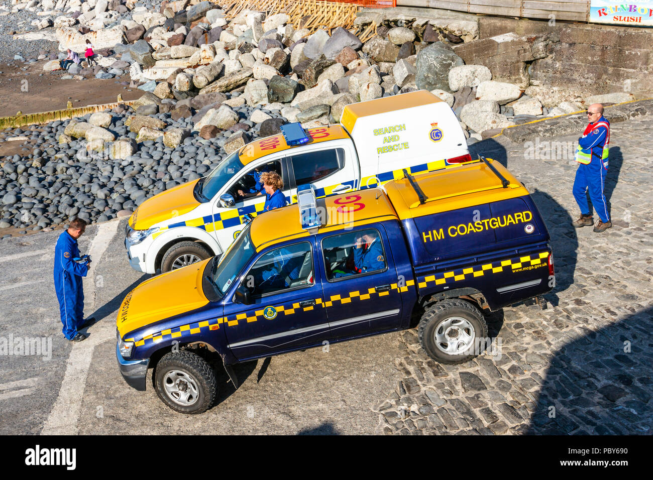 HM Küstenwache Such- und Rettungsmannschaften Reaktion auf einen Vorfall am Strand von Westward Ho!, Devon, Großbritannien Stockfoto