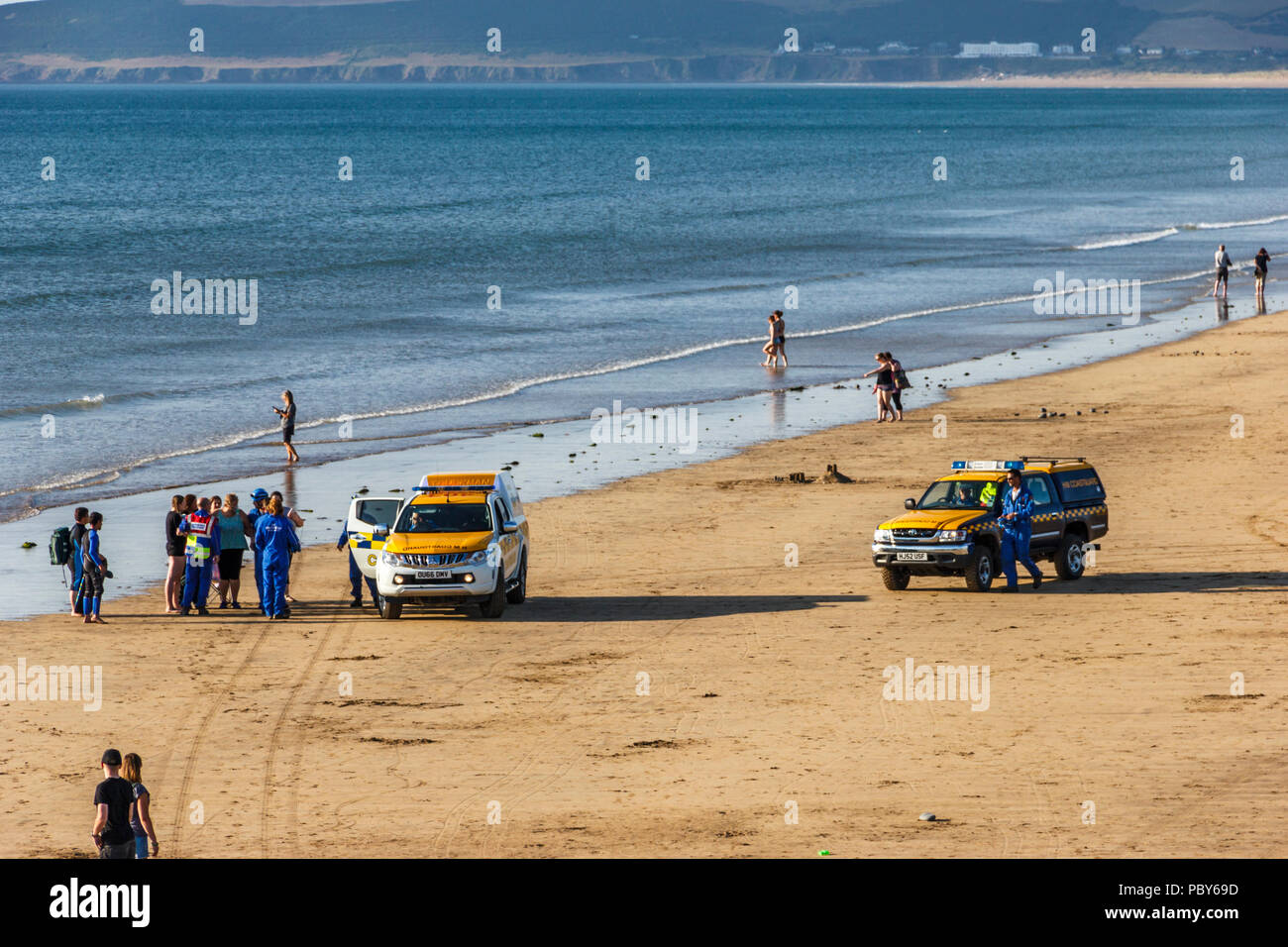 HM Küstenwache Such- und Rettungsmannschaften Reaktion auf einen Vorfall am Strand von Westward Ho!, Devon, Großbritannien Stockfoto