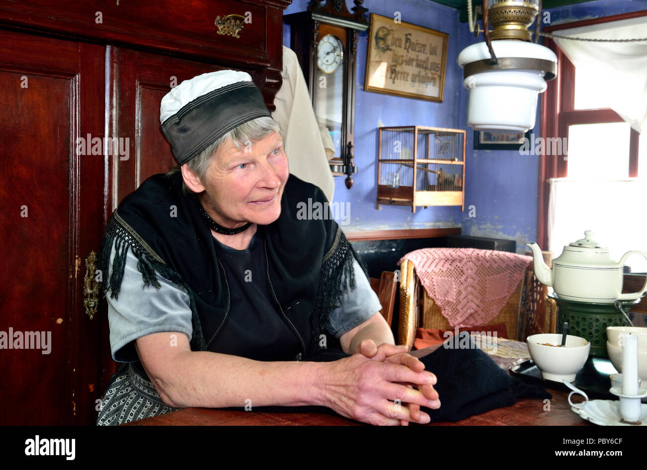 Weibliche Schauspieler in einer der traditionellen niederländischen Häusern an der Zuiderzee Museum, Enkhuizen, Holland, Niederlande Stockfoto