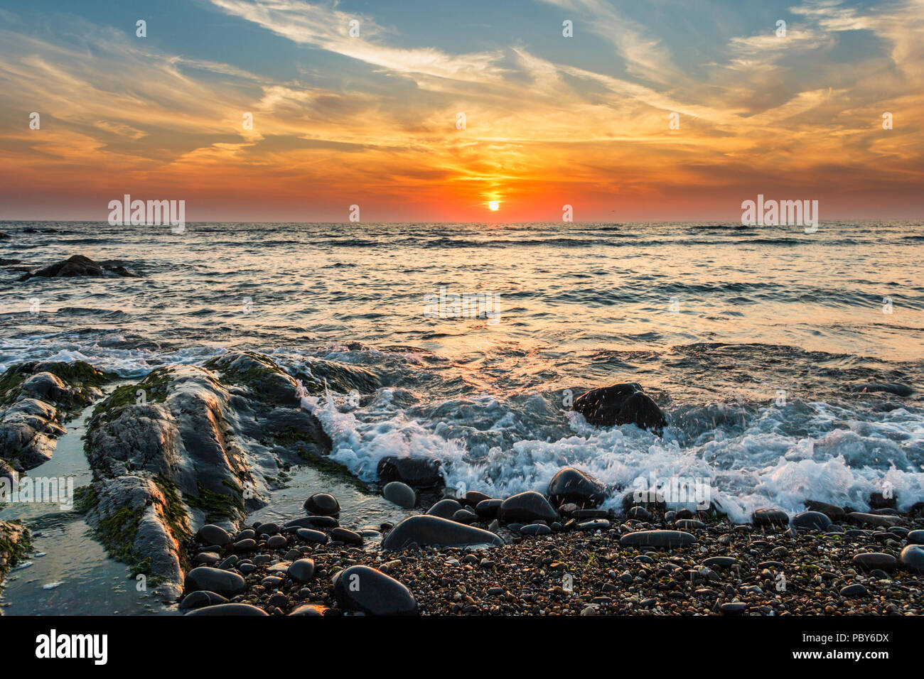 Dramatischer Sonnenuntergang am Westward Ho!, Devon, Großbritannien Stockfoto