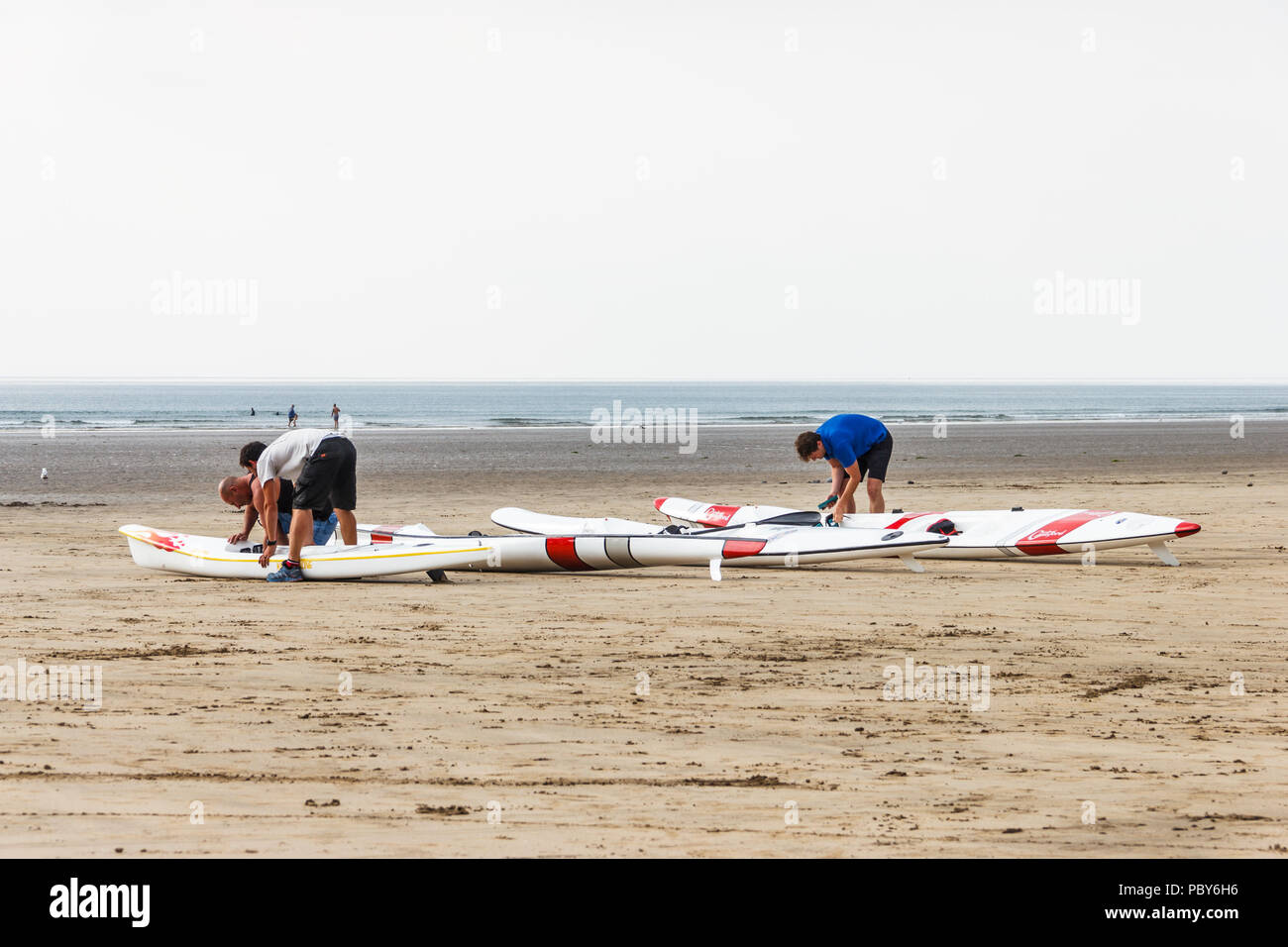 Surf Ski und Racing Kajaks am Strand von Westward Ho!, Devon, Großbritannien Stockfoto