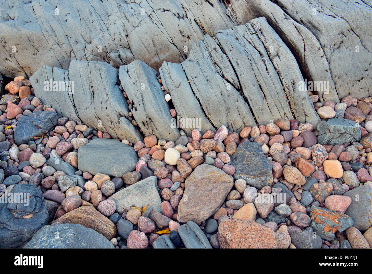 Strand Steine und Granit Felsen entlang Ennadai Lake Shoreline, Arktis Haven Lodge, Ennadai Lake, Nunavut, Kanada Stockfoto