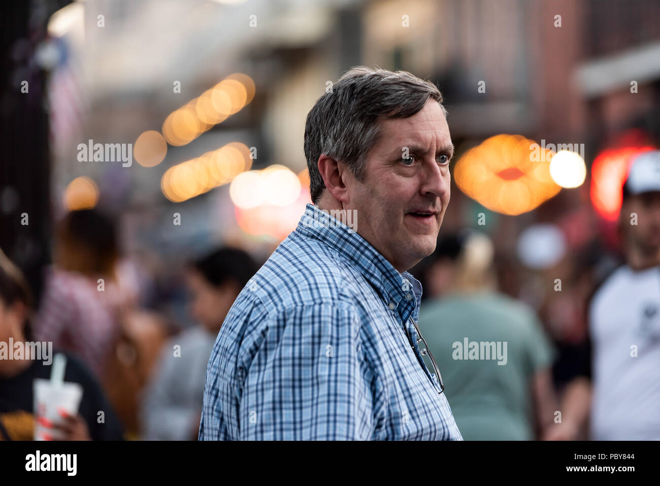 New Orleans, USA - 22. April 2018: Closeup Portrait von Happy älterer Menschen in der alten Stadt Bourbon Street Lächeln in Louisiana berühmten Stadt, Stadt, am Abend Stockfoto